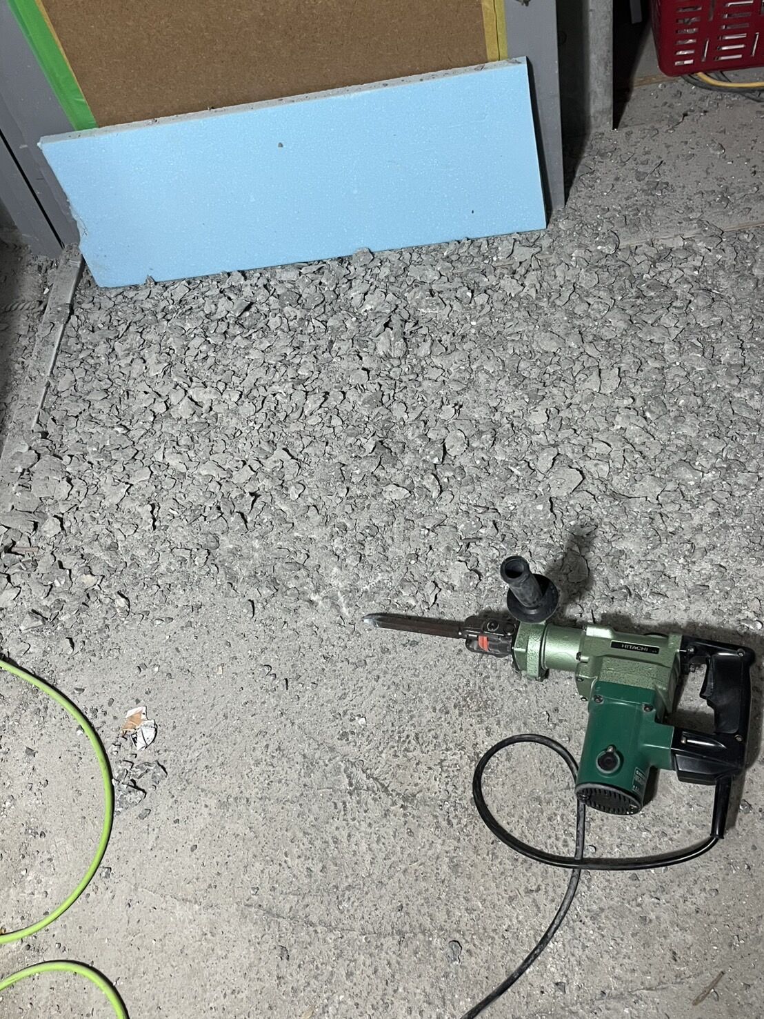 東京都日本橋現場にてハツリを行いました