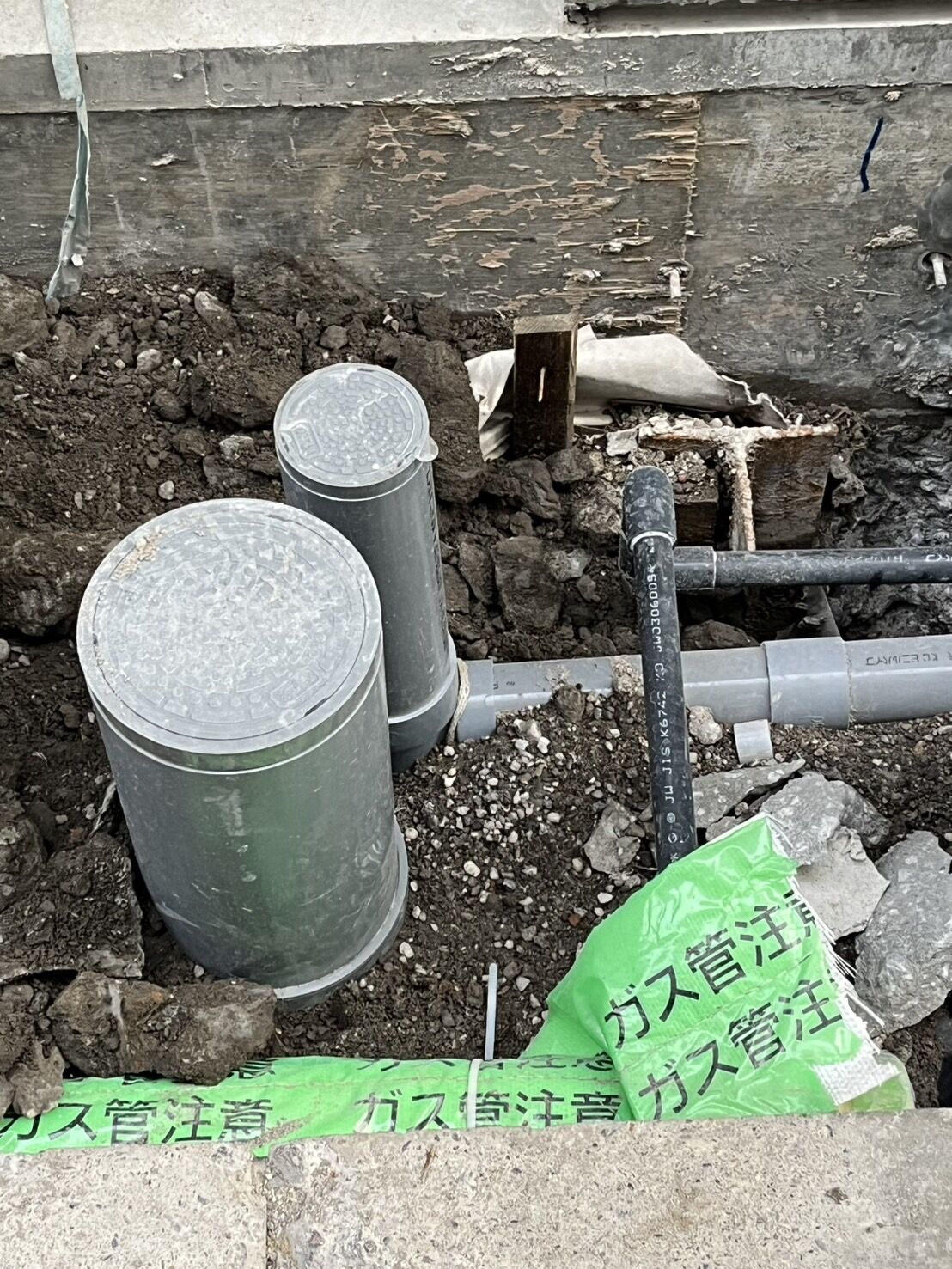 東京都日本橋現場内にて土嚢の埋め戻しを行いました