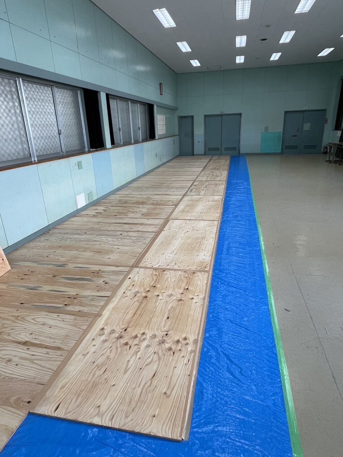 千葉県野田市中学校の体育館の床養生2日目