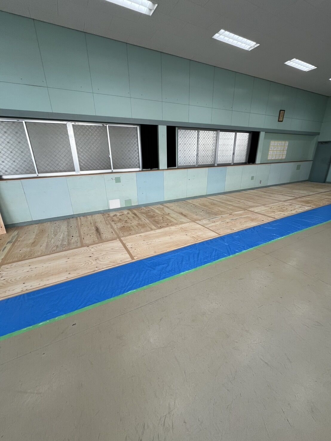 千葉県野田市中学校の体育館の床養生2日目