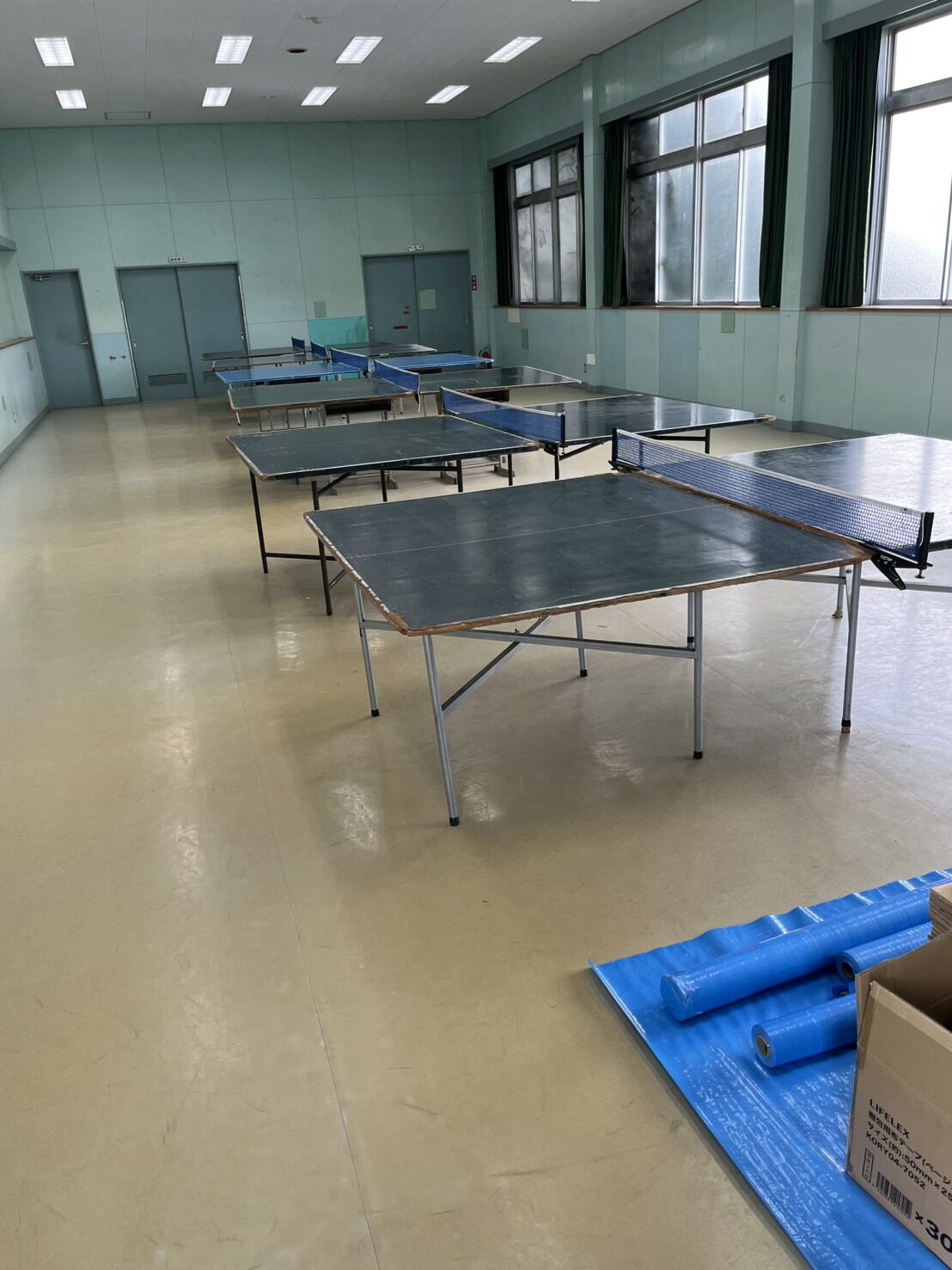 千葉県野田市中学校の体育館の床養生2日目