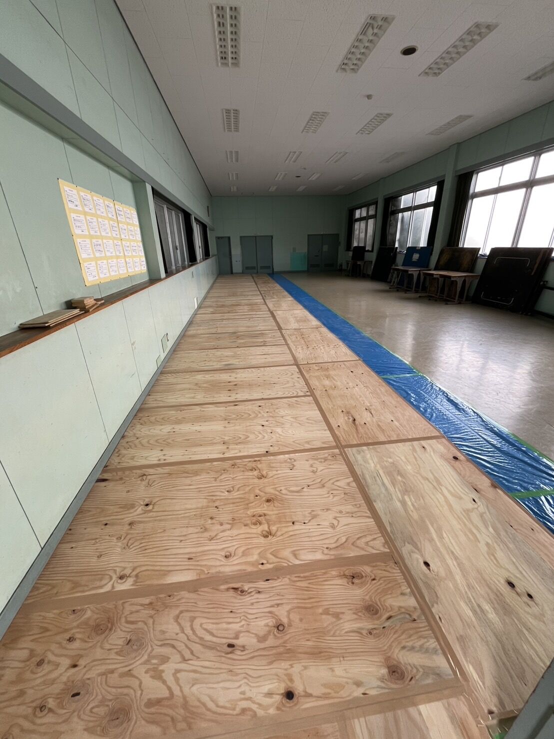 千葉県野田市中学校の体育館の床養生2日目