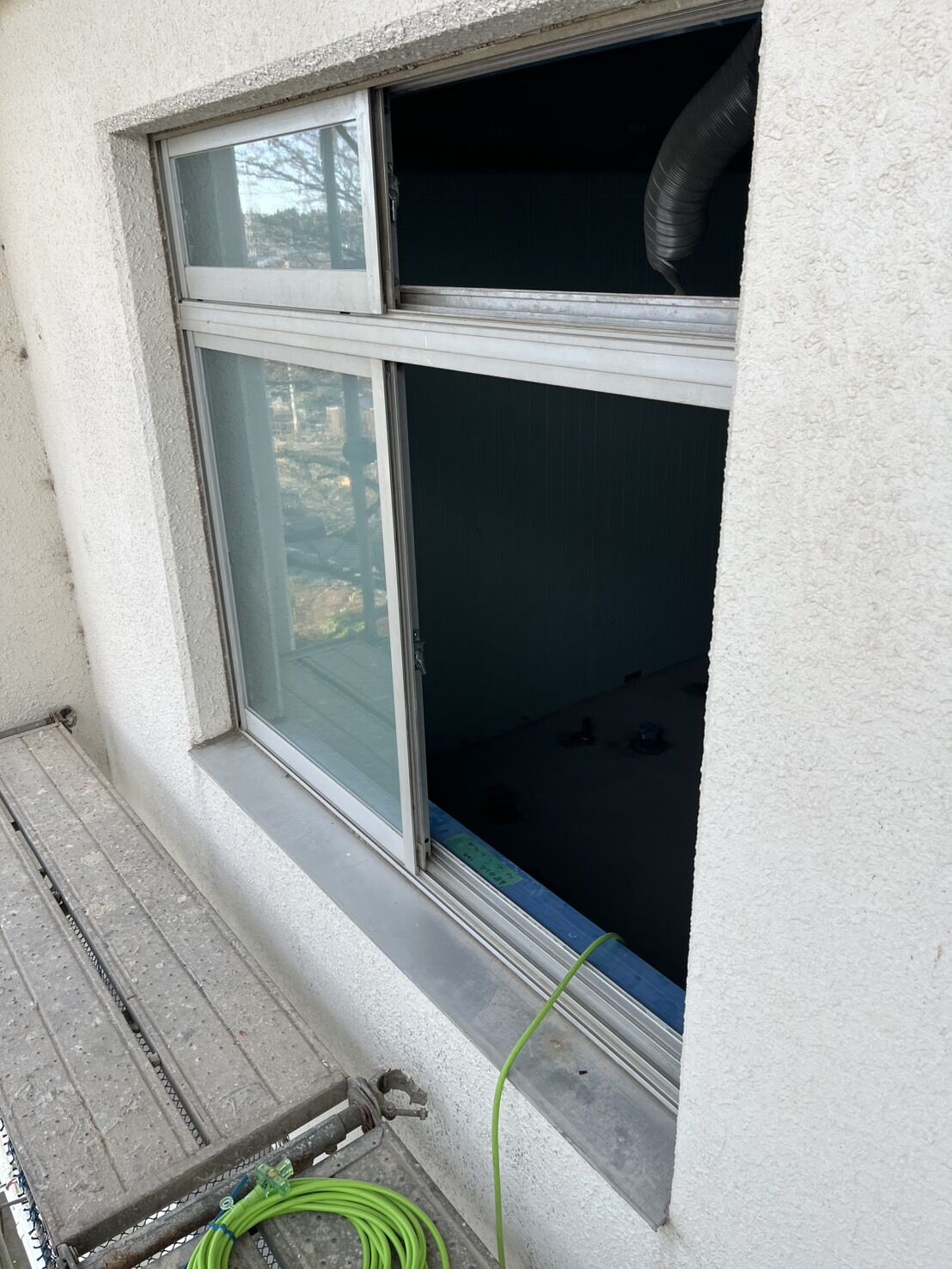 野田市中学校の足場解体前の外部クリーニングを行いました