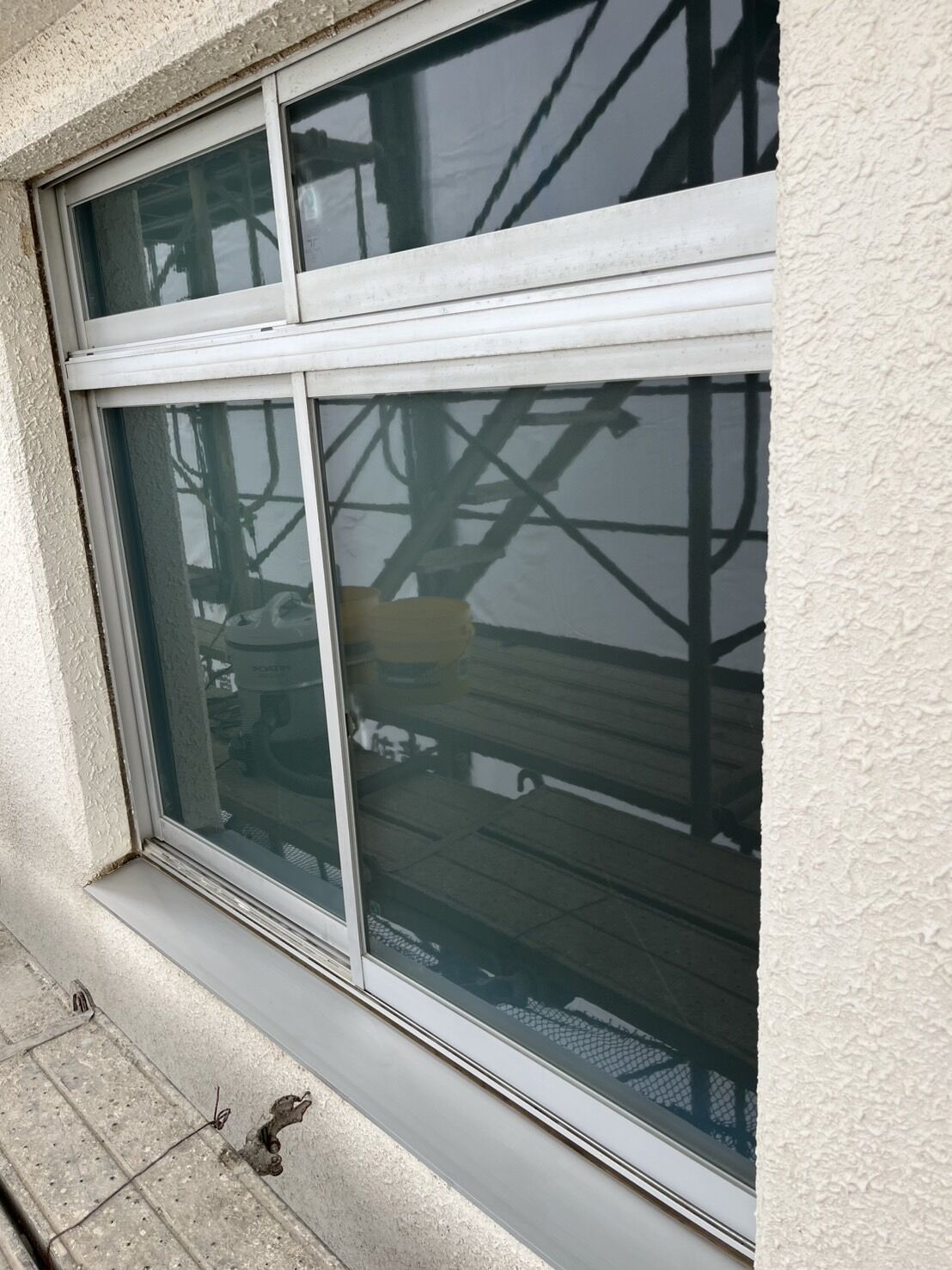 野田市中学校の足場解体前の外部クリーニングを行いました