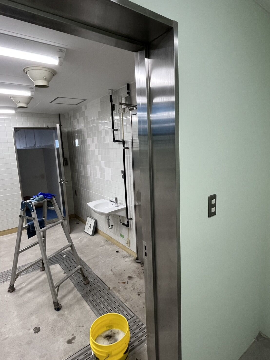 千葉県内役所の厨房工事にて金物磨きを行いました