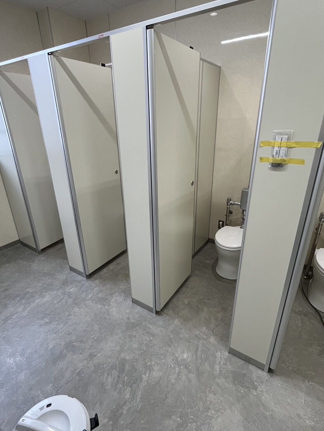 改修工事中の野田市中学校のトイレ内部クリーニングを行いました