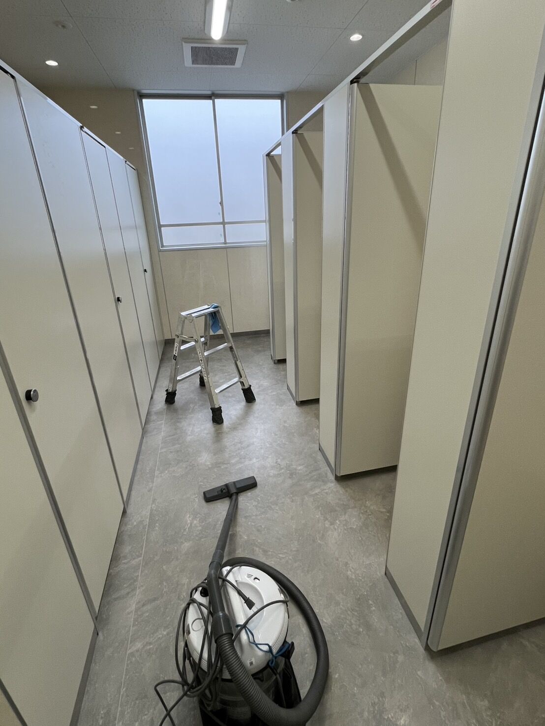 改修工事中の野田市中学校のトイレ内部クリーニングを行いました
