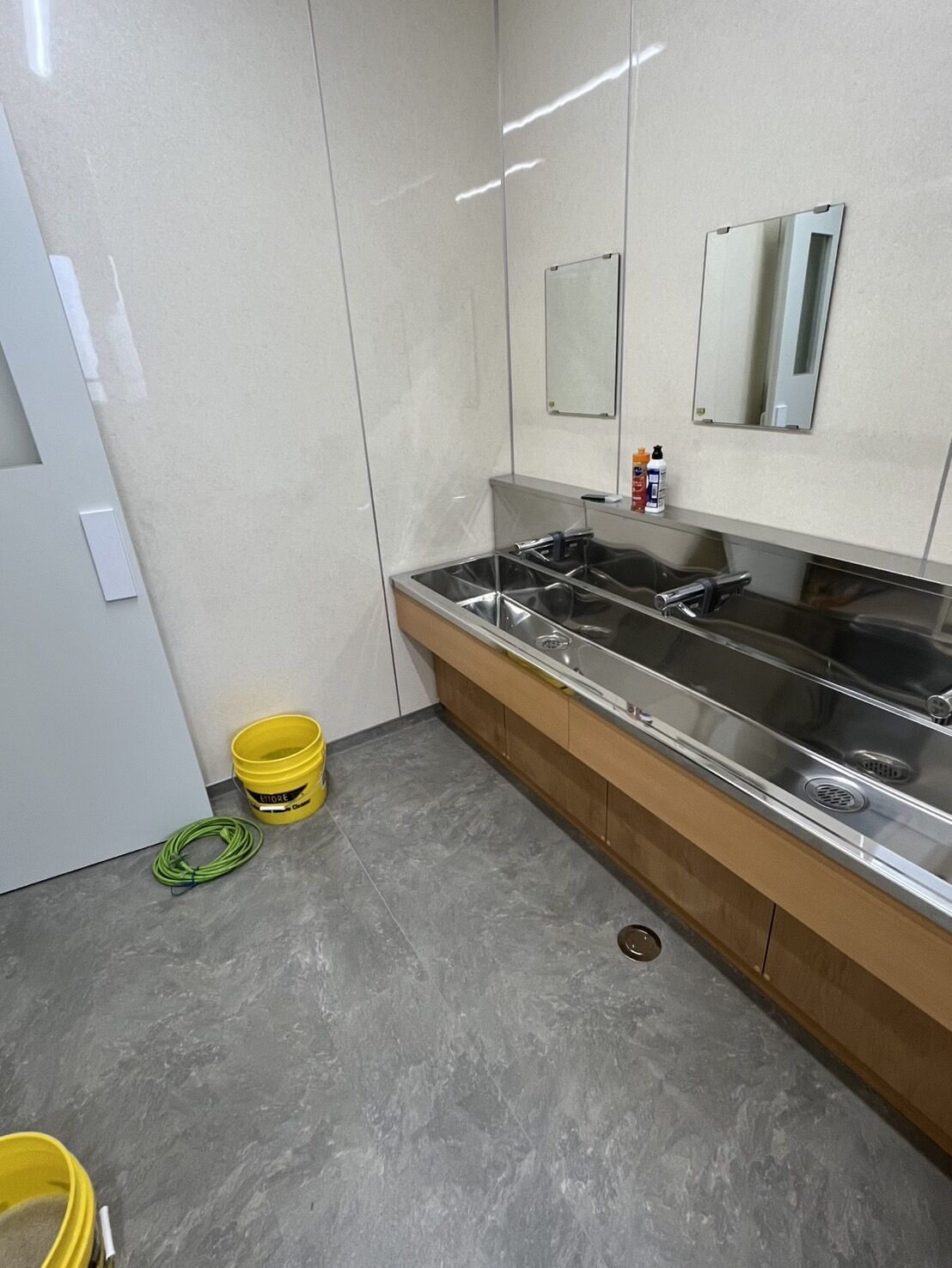 改修工事中の野田市中学校のトイレ内部クリーニングを行いました
