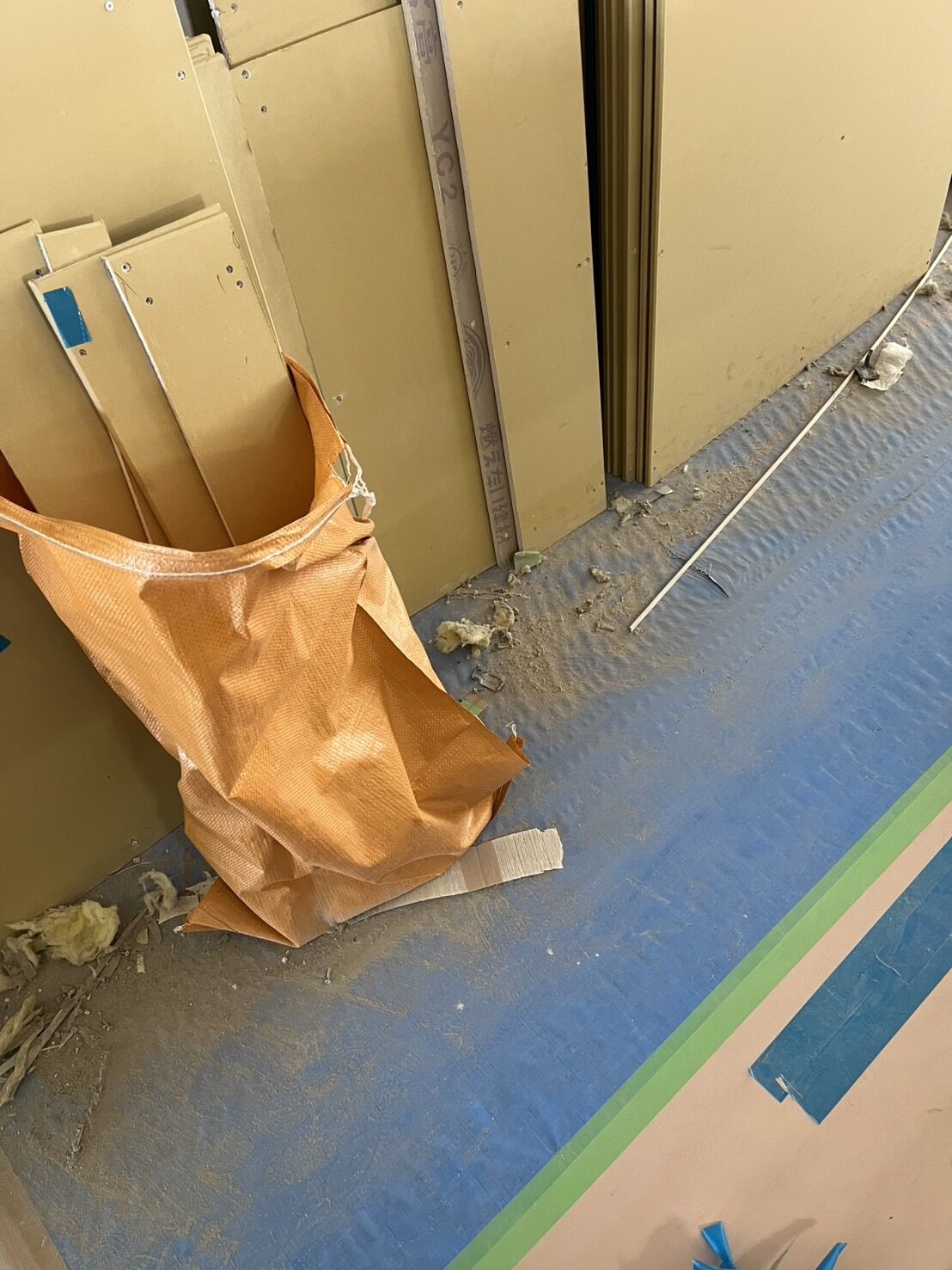改修工事中の野田市中学校の養生撤去とクリーニングを行いました