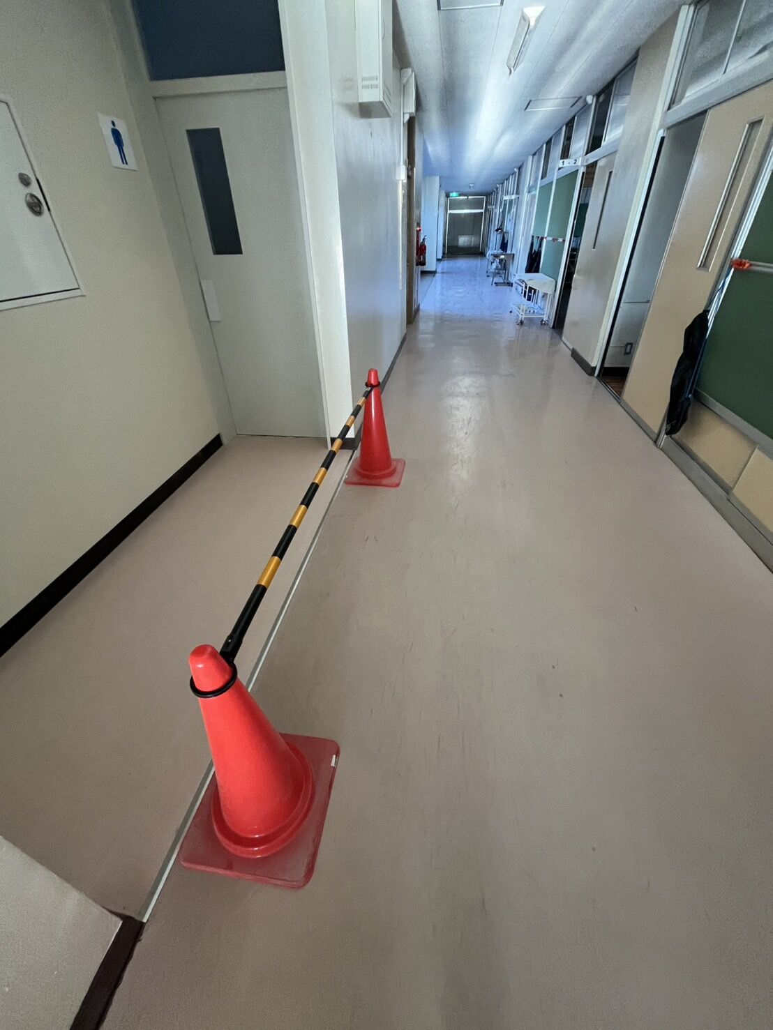 改修工事中の野田市中学校の養生撤去とクリーニングを行いました