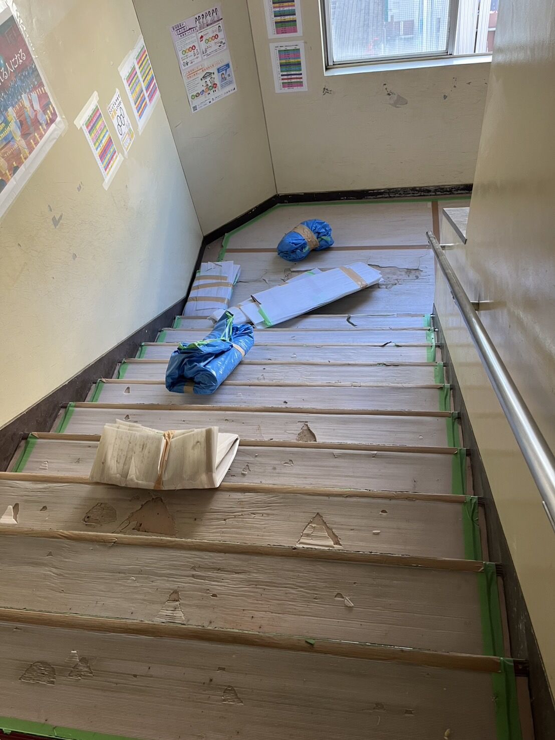 改修工事中の野田市中学校の養生撤去とクリーニングを行いました