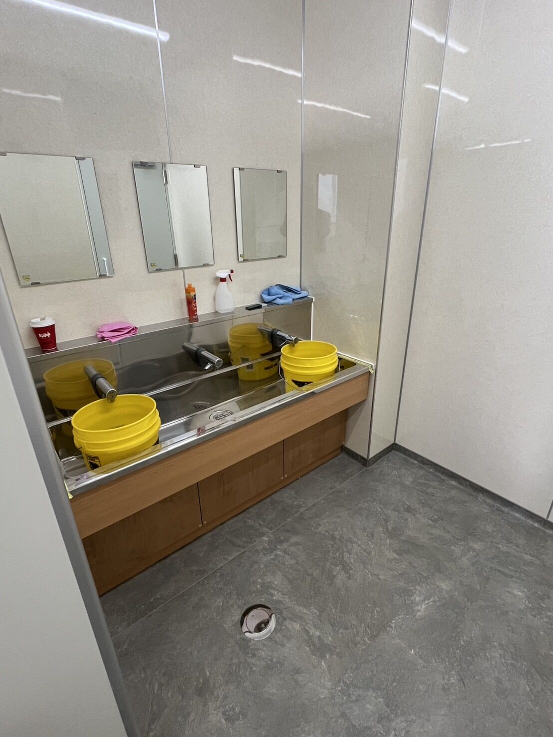 改修工事中の野田市中学校のクリーニングを行いました