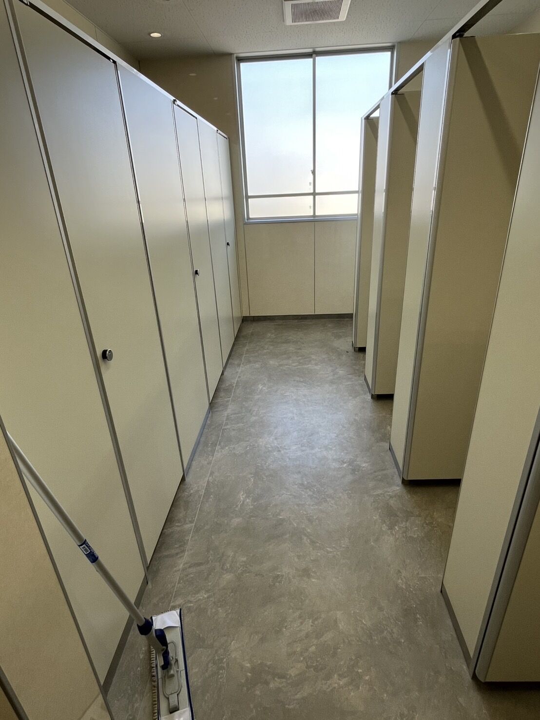 改修工事中の野田市中学校のクリーニングを行いました