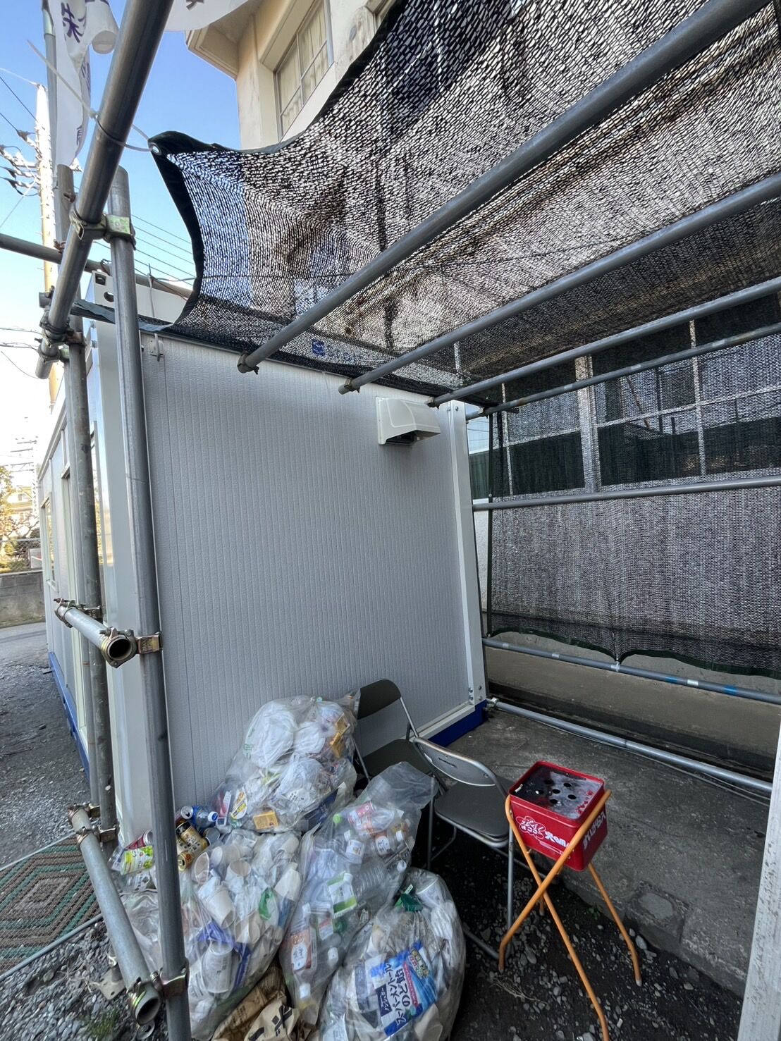 改修工事中の野田市中学校の養生や資材の撤去を行いました