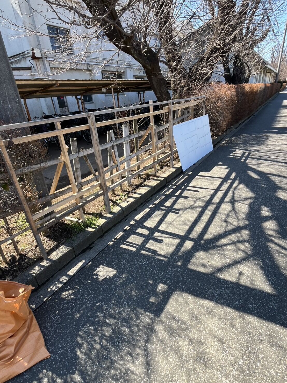 改修工事中の野田市中学校にて解体や資材片付けなど行いました