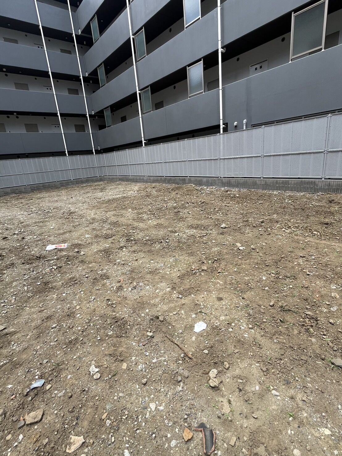 東京都新宿区の新築マンション工事のため草刈り作業を行いました