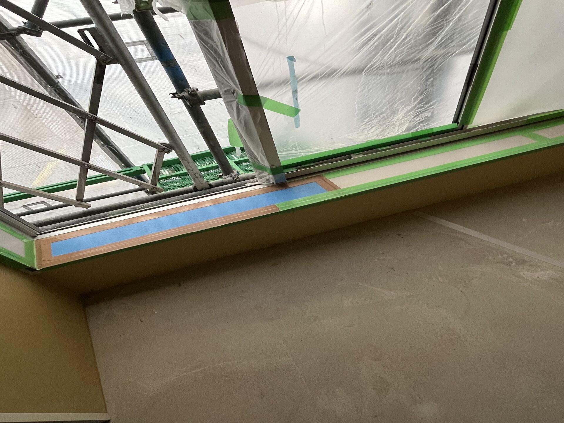 東京都豊島区マンションにて額縁養生を行いました