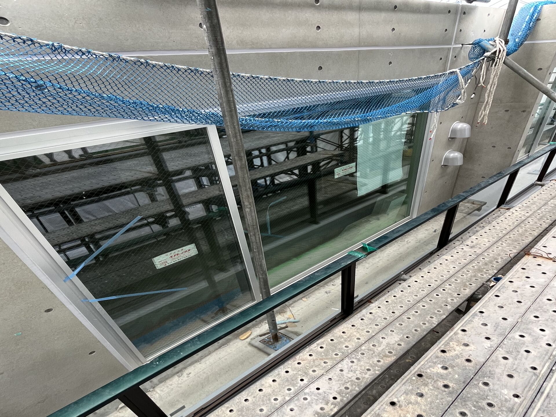 東京都豊島区マンションにてガラス・サッシのクリーニングを行いました