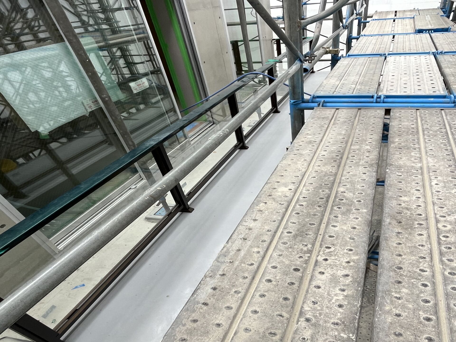 東京都豊島区マンションにてガラス・サッシのクリーニングを行いました
