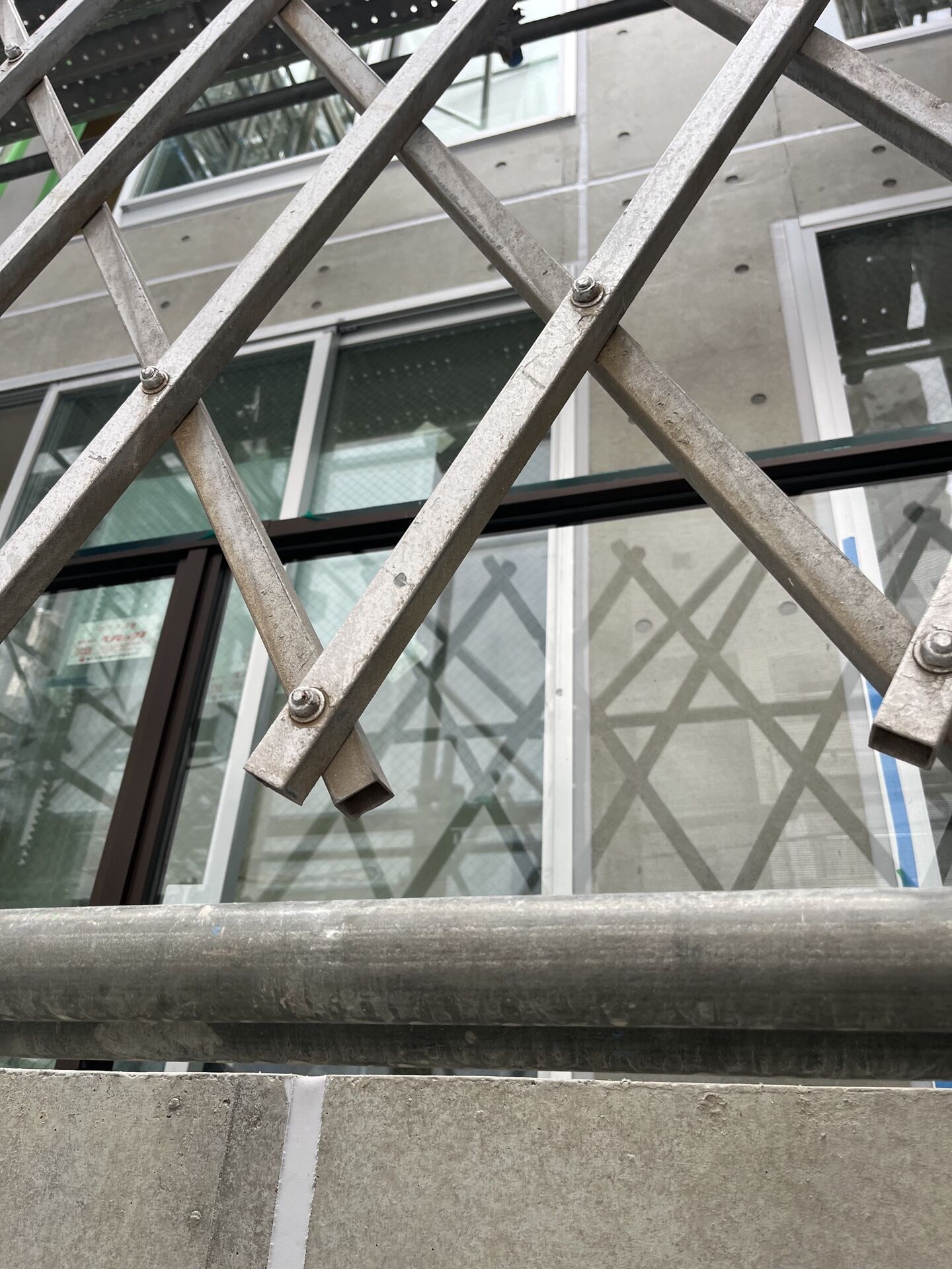 東京都豊島区のマンションにてガラス・サッシのクリーニングを行いました