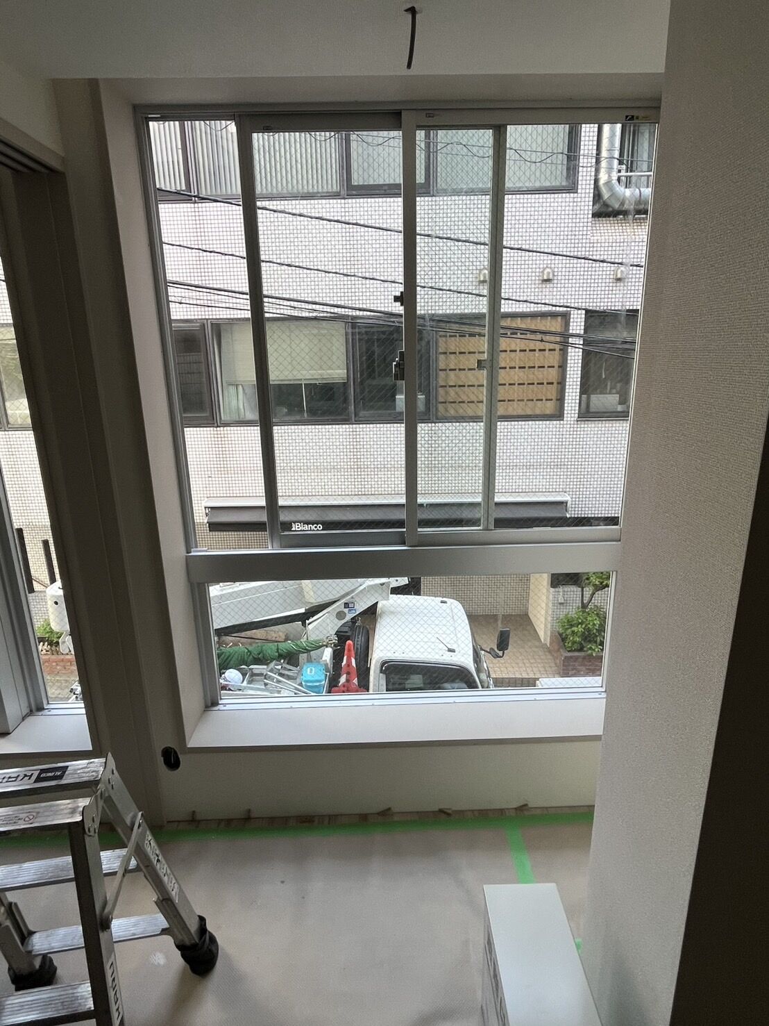 東京都豊島区のマンションにてガラス・サッシのクリーニングを行いました