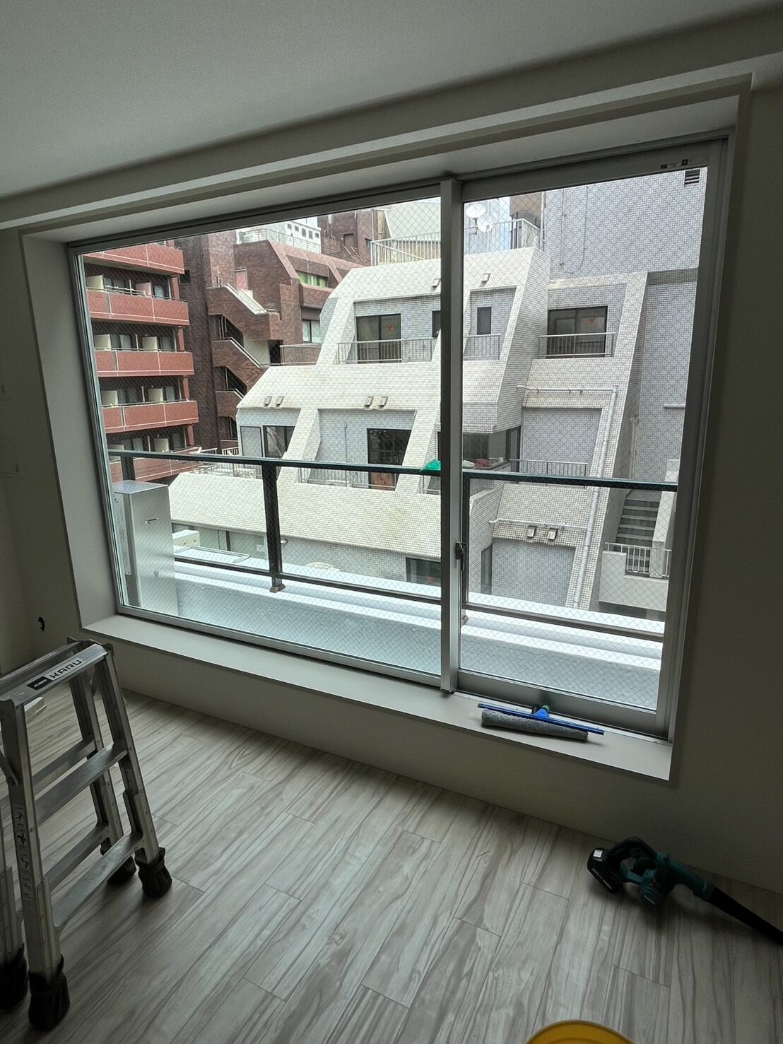 東京都豊島区のマンションにてガラス・サッシのクリーニングを行いました