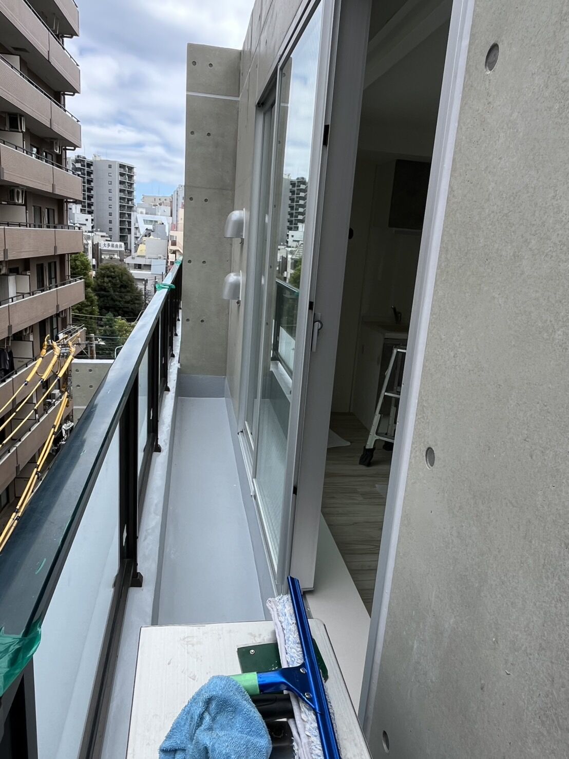 東京都豊島区のマンションにてガラス・サッシのクリーニングを行いました