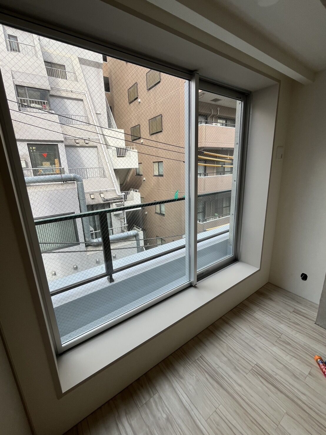 東京都豊島区のマンションにてガラス・サッシのクリーニングを行いました