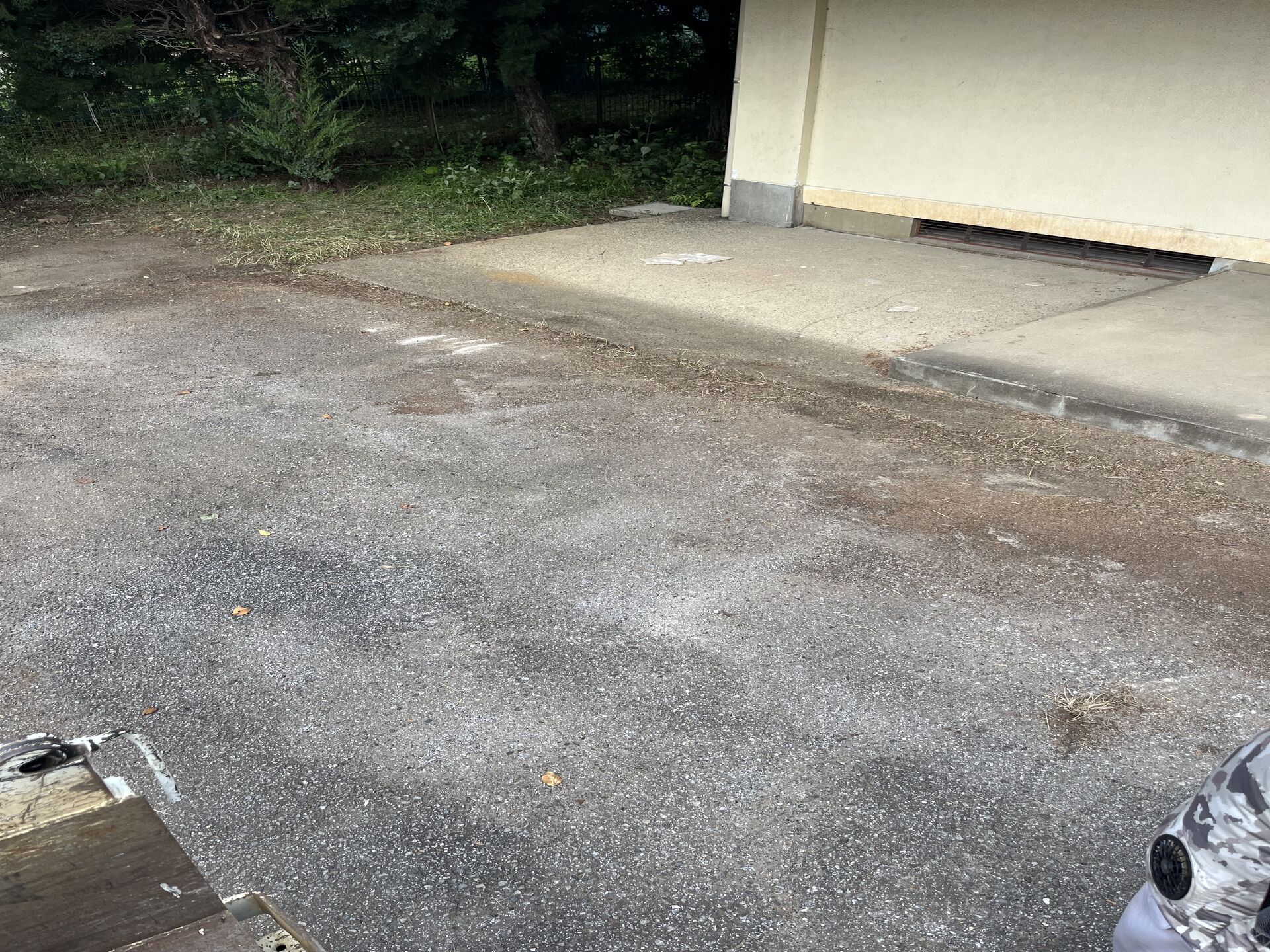 千葉県野田市内の中学校で草刈りを行いました