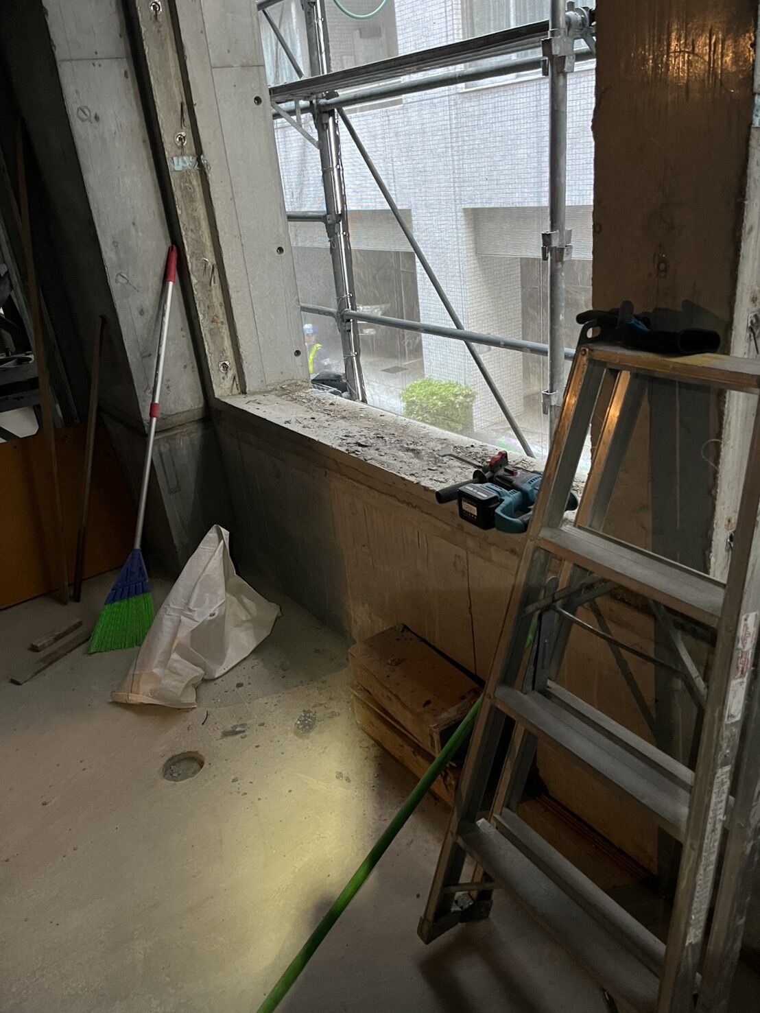 東京都日本橋にて2階フロア型枠解体後の清掃を行いました