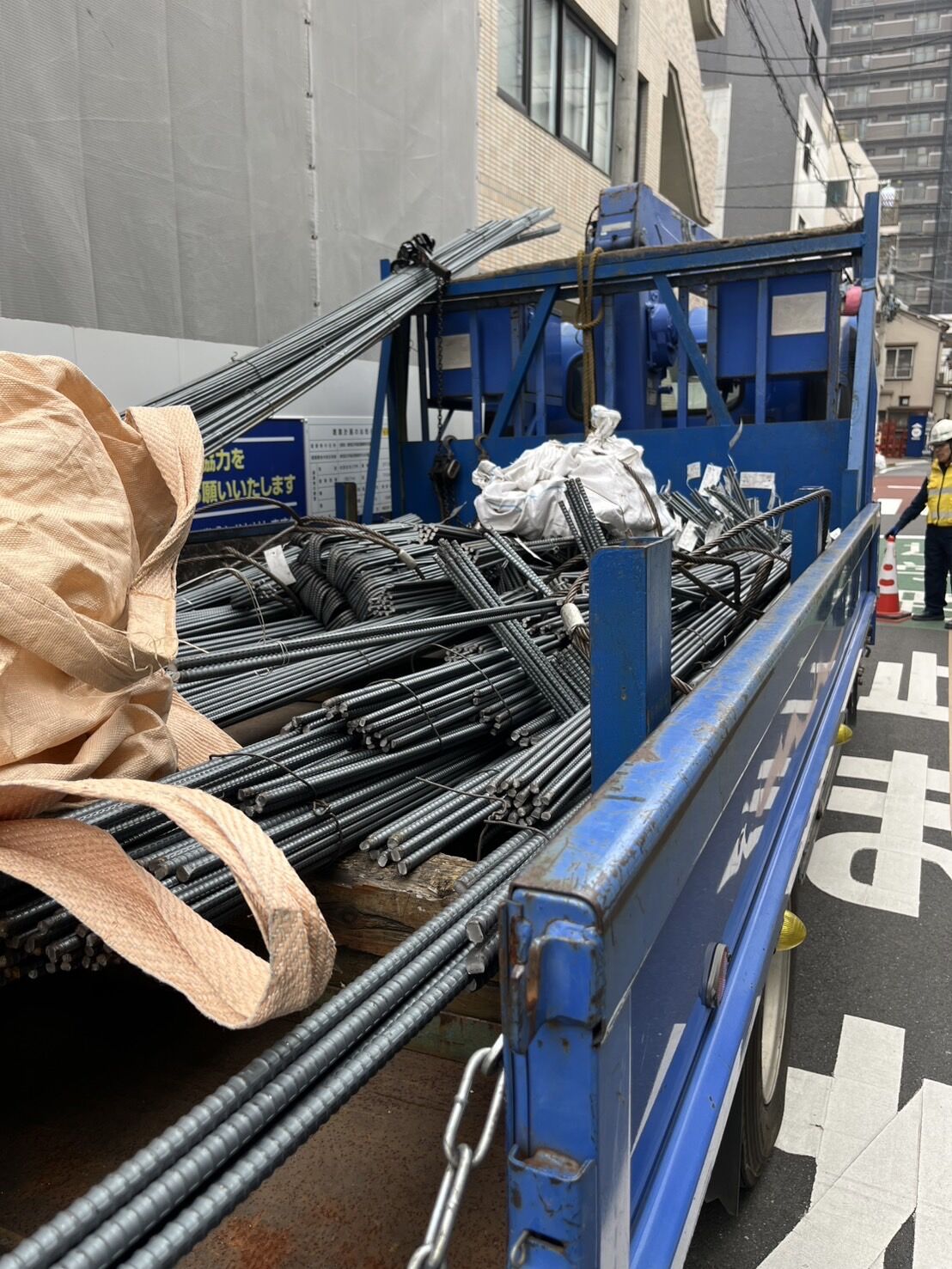 東京都新宿区早稲田の現場へ鉄筋材料の運搬で伺いました