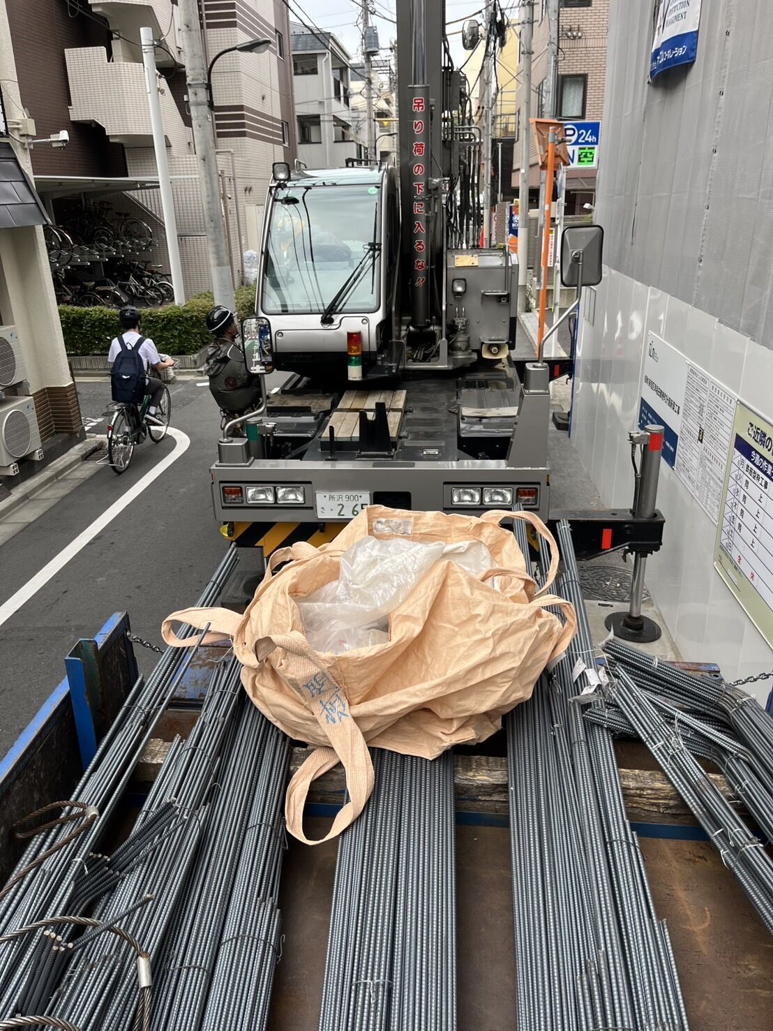 東京都新宿区早稲田の現場へ鉄筋材料の運搬で伺いました