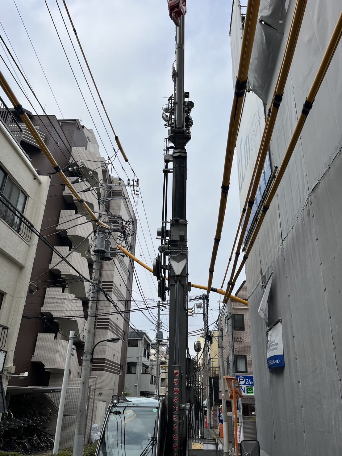 東京都新宿区早稲田の現場へ鉄筋材料の運搬で伺いました