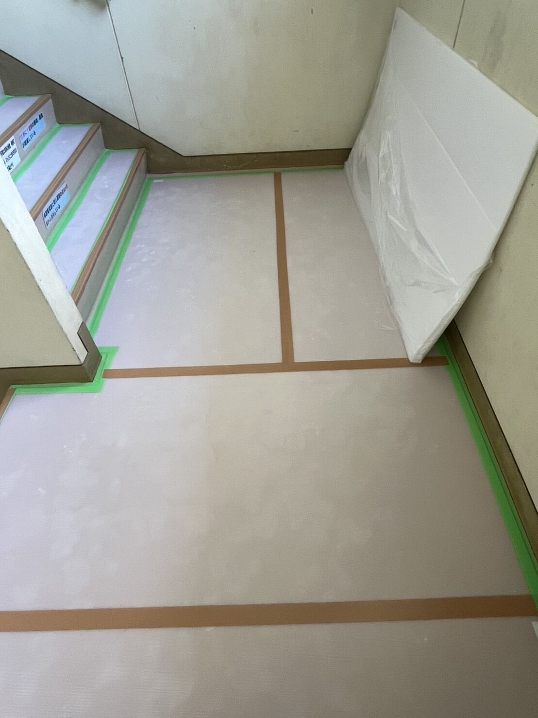 千葉県野田市中学校にてトイレ改修工事のための養生にお伺いしました