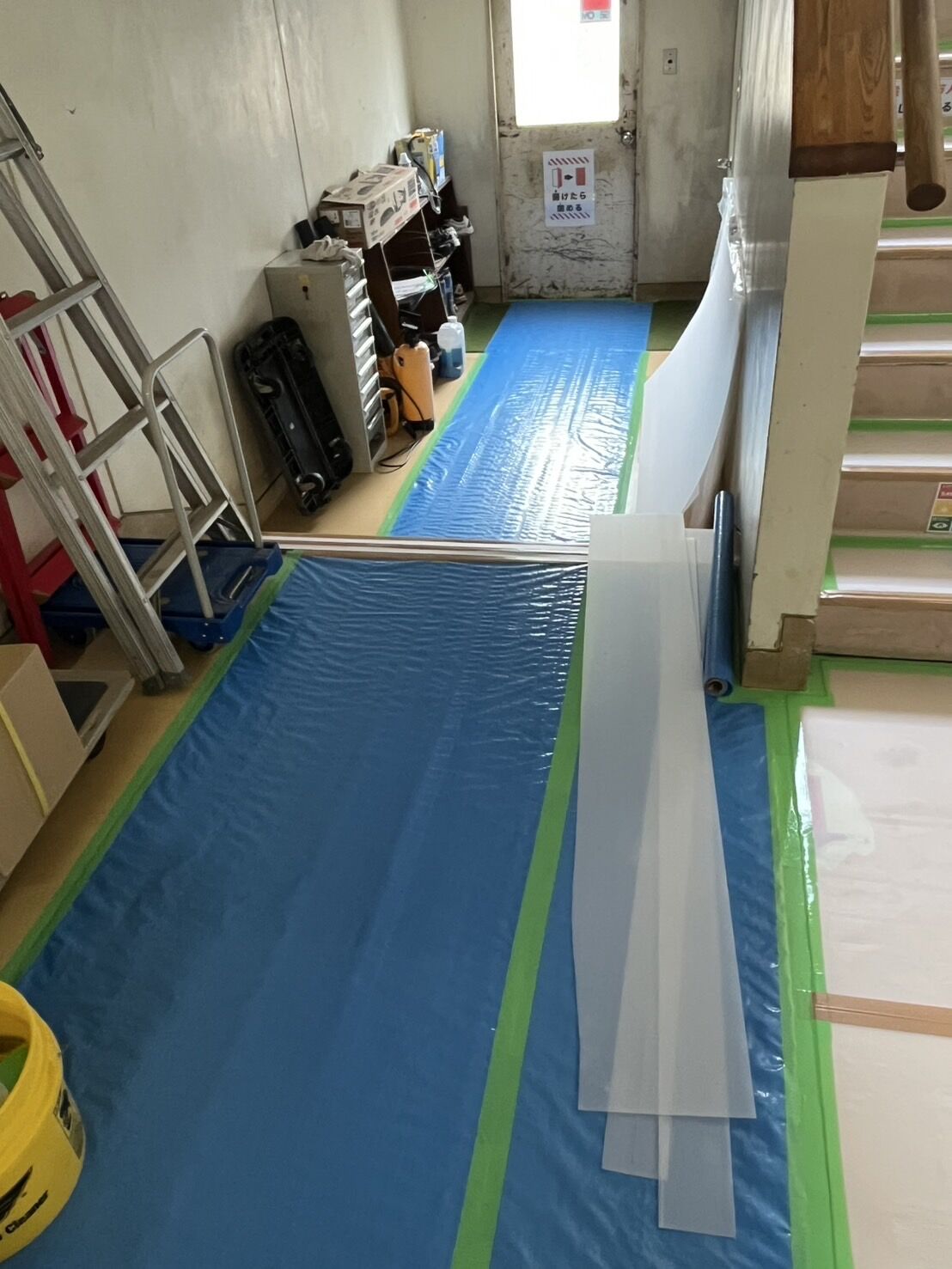 千葉県野田市中学校にてトイレ改修工事のための養生にお伺いしました