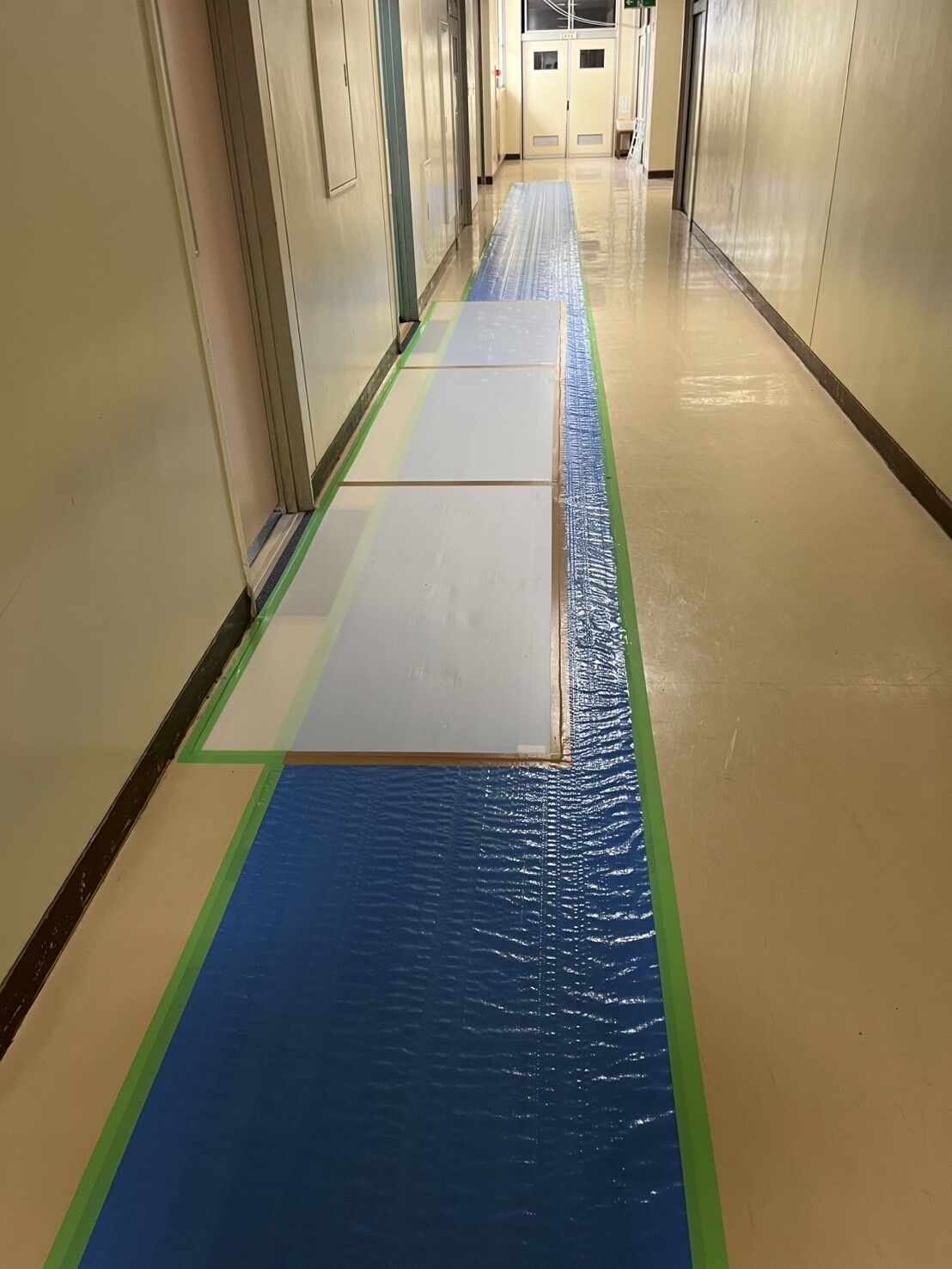 千葉県野田市中学校にてトイレ改修工事のための養生にお伺いしました