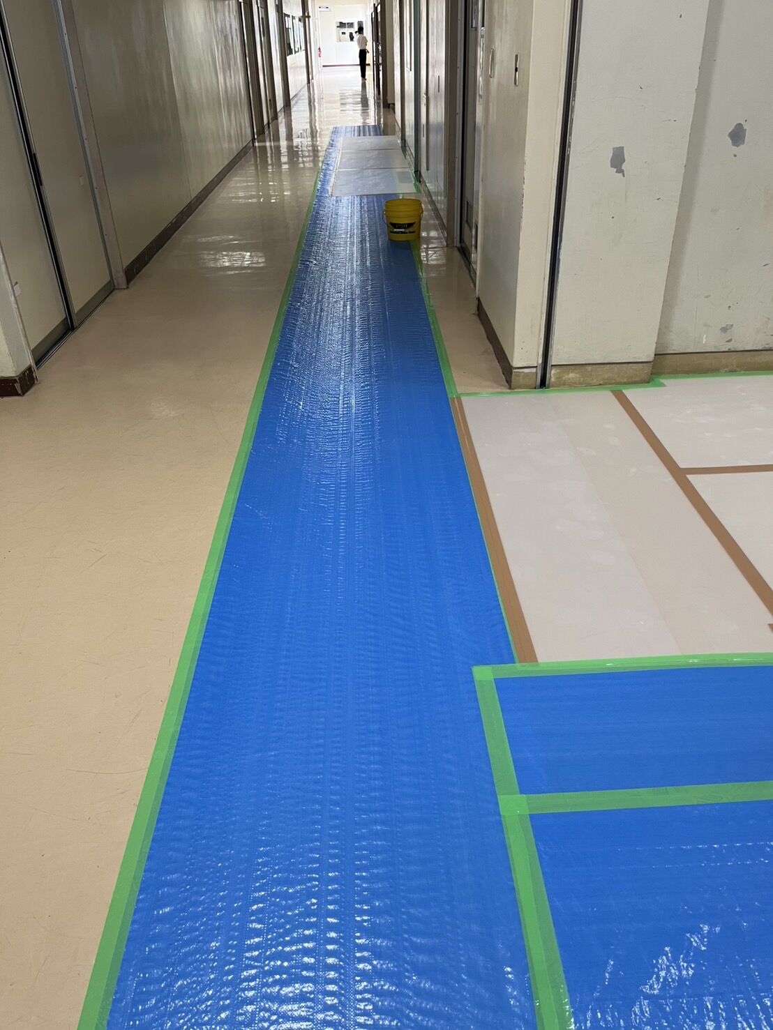 千葉県野田市中学校にてトイレ改修工事のための養生にお伺いしました