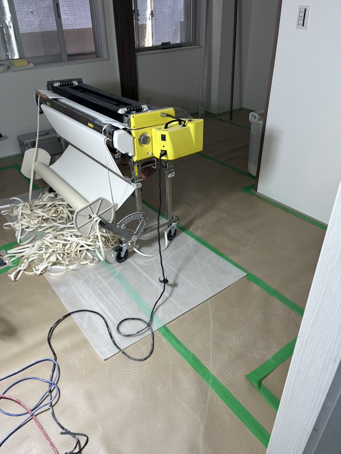 東京都日本橋現場にて床養生とガラ出しを行いました