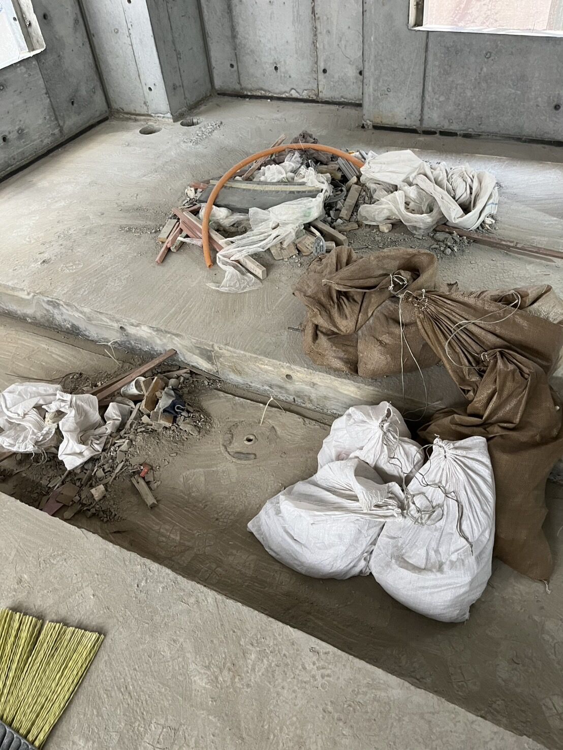東京都日本橋現場にて床養生とガラ出しを行いました