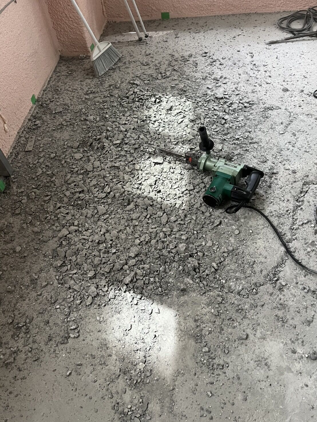 東京都日本橋現場のハツリです