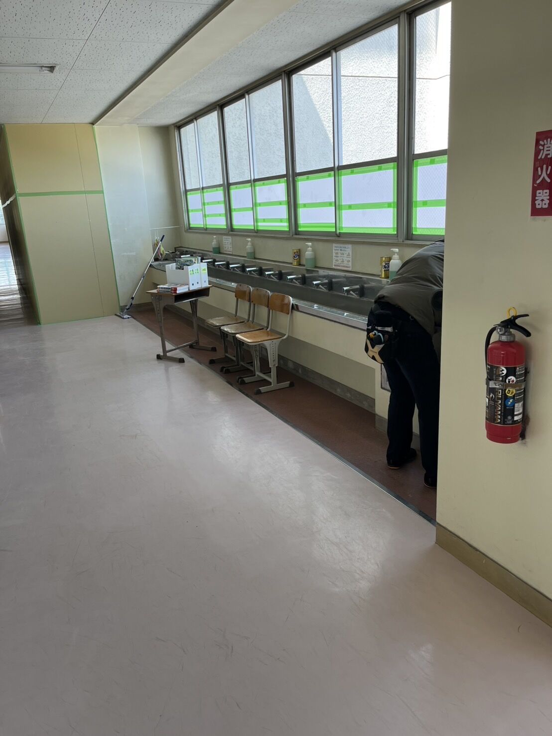 千葉県野田市中学校では一部改修工事ですが、新学期に伴い校内清掃にお伺いしました