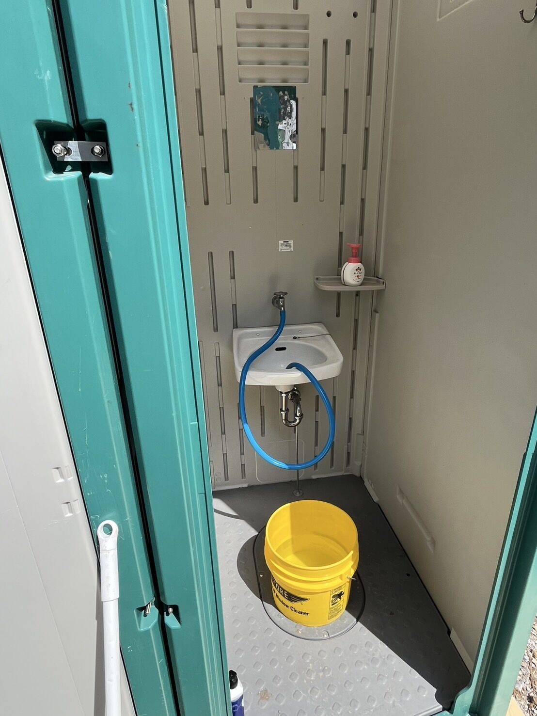 千葉県野田市中学校にてトイレ改修工事中の仮設トイレなどの清掃