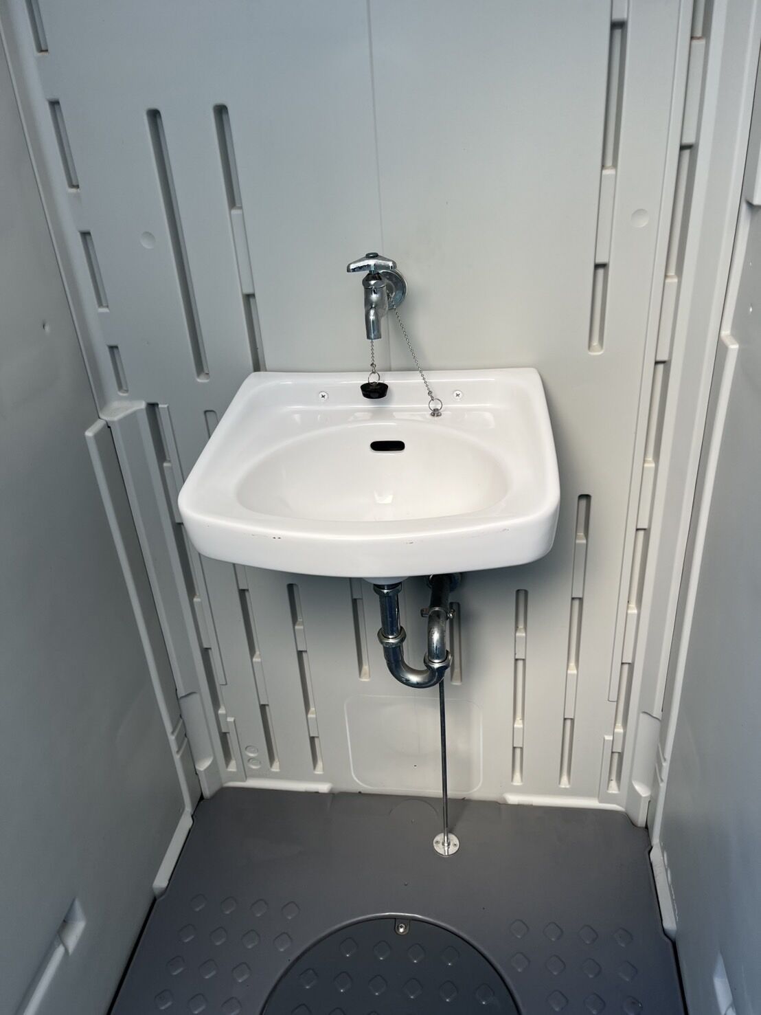 千葉県野田市中学校にてトイレ改修工事中の仮設トイレなどの清掃
