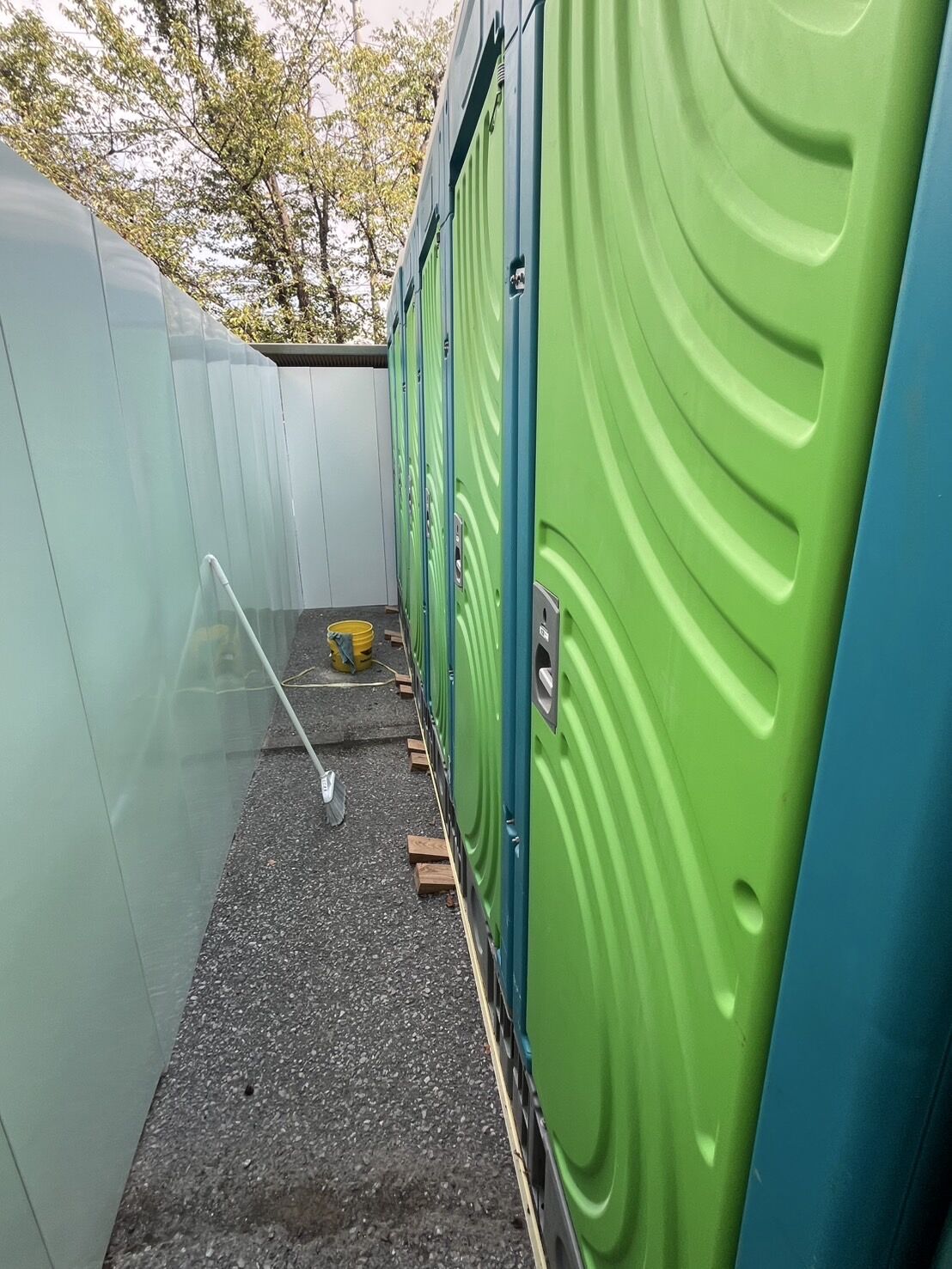 千葉県野田市中学校にてトイレ改修工事中の仮設トイレなどの清掃