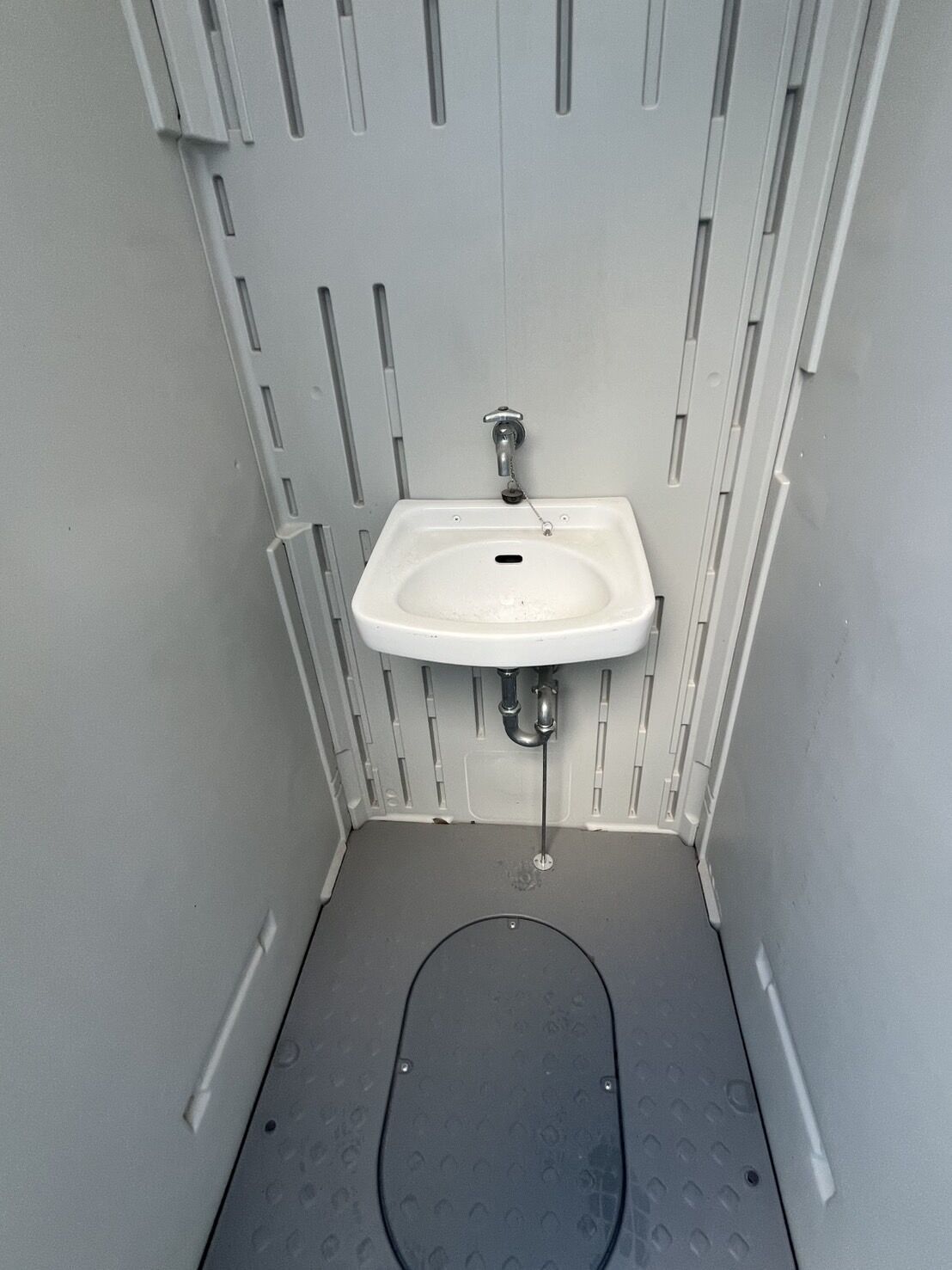 千葉県野田市中学校にてトイレ改修工事中の仮設トイレなどの清掃