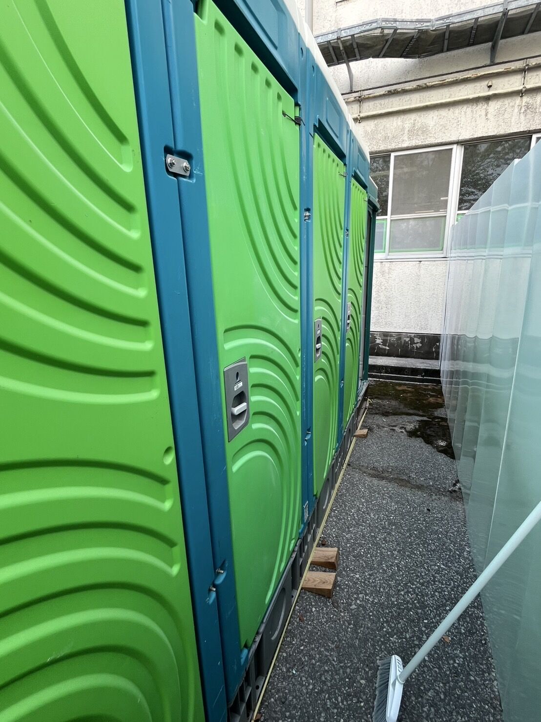 千葉県野田市中学校にてトイレ改修工事中の仮設トイレなどの清掃