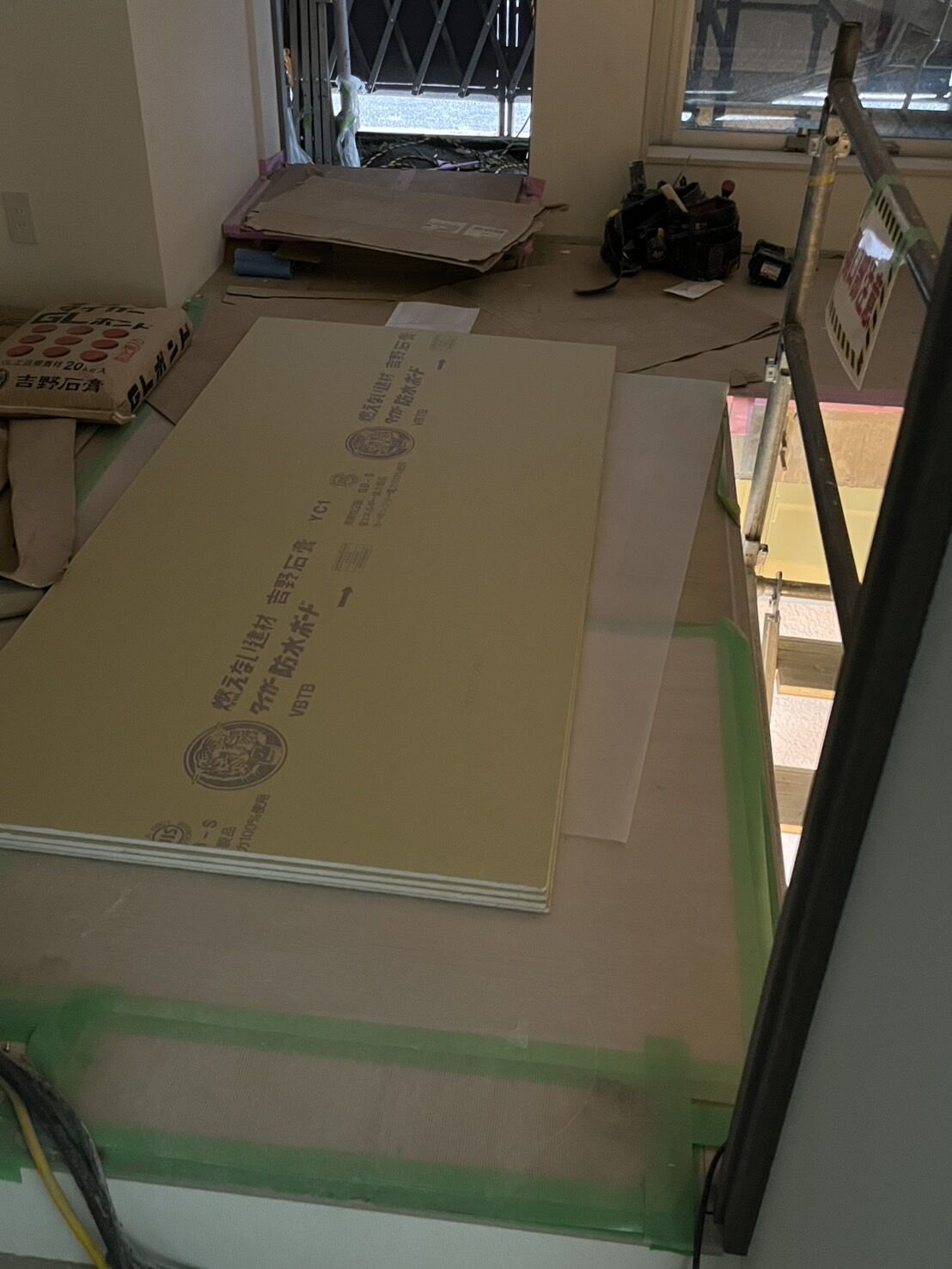 東京都日本橋現場でフロア内の養生を行いました
