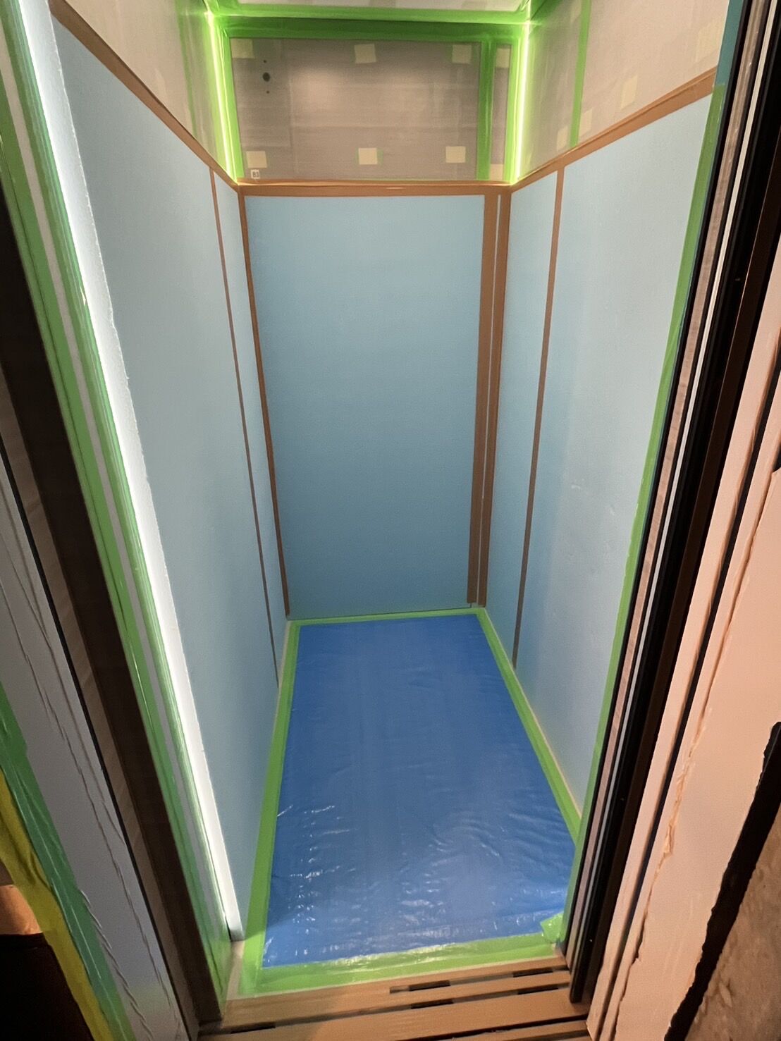 東京都日本橋現場でエレベーター内の養生を行いました
