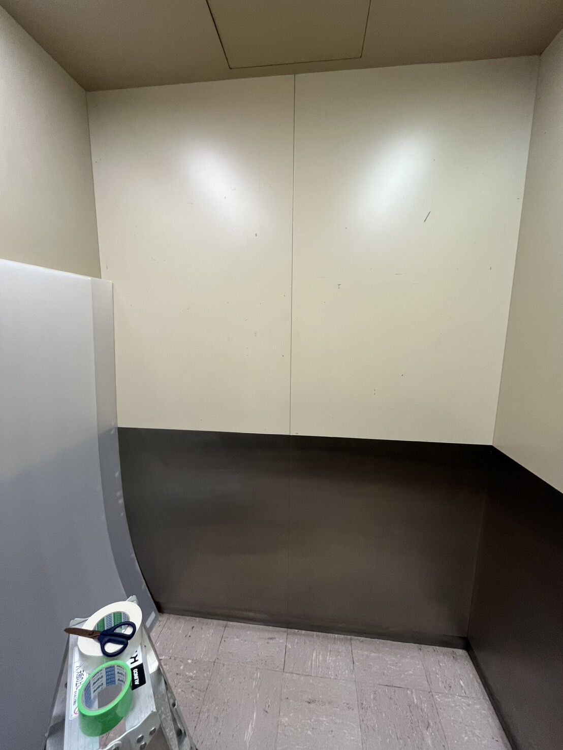 千葉県内の役所現場にてエレベーター内の養生をおこないました